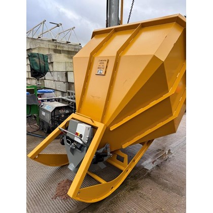 Radio Remote & Bespoke Concrete Skips Image of Radio Remote & Bespoke Concrete Skips - 1